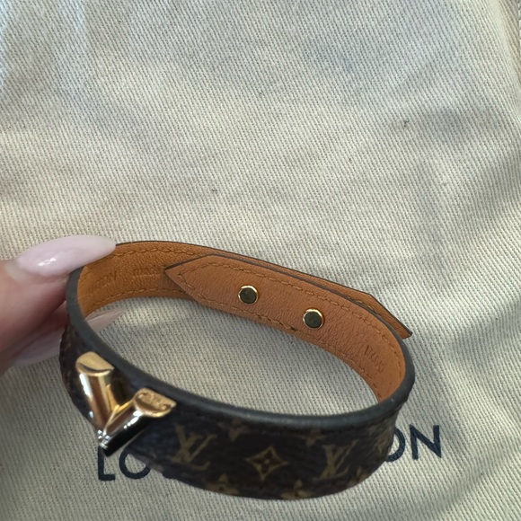 NEW LOUIS VUITTON LEATHER AND CANVAS BRACELET WITH V CHARM
*NEVER WORN* - Picture 7 of 7